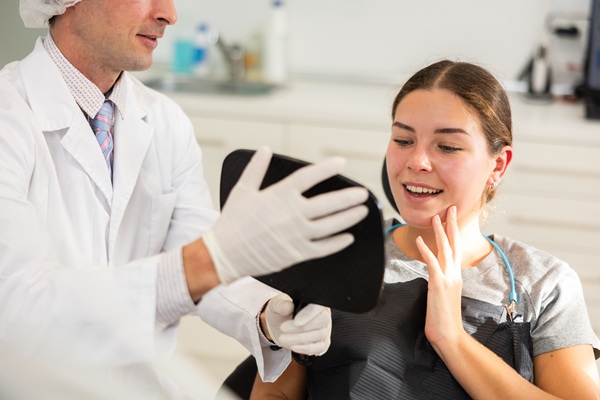 Ask A Cosmetic Dentist: Should I Choose Dental Bonding Or Veneers?